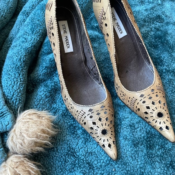 Camel-colored soft leather cut-out pointy toes pumps. Perfect color for Autumn! - Picture 4 of 8